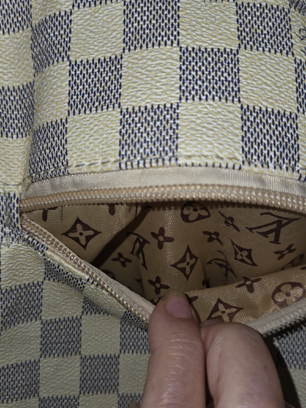 Designer-Style Cream Checkerboard Damier Tote Bag - Picture 8 of 13